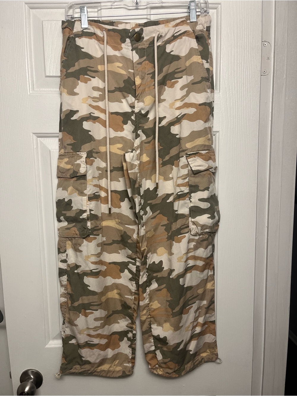 Universal Thread Beige Olive Tan Camo Cargo Pants